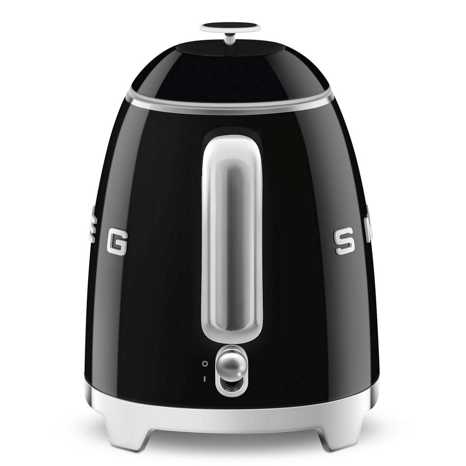 Bouilloire Smeg noire, vue en angle, poignée blanche, base blanche, fond blanc.
