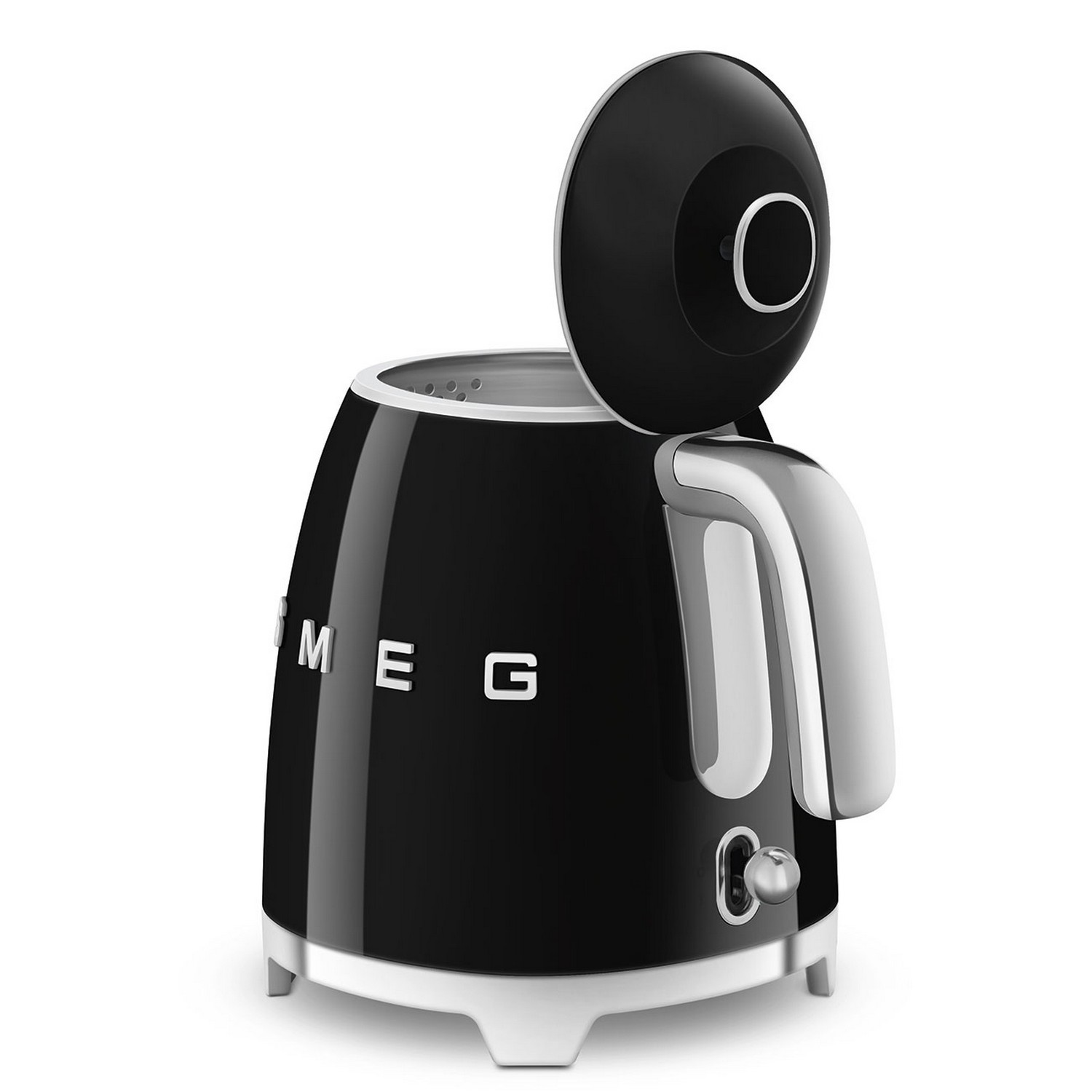 Bouilloire Smeg noire avec couvercle ouvert et poignée chromée. Fond blanc.