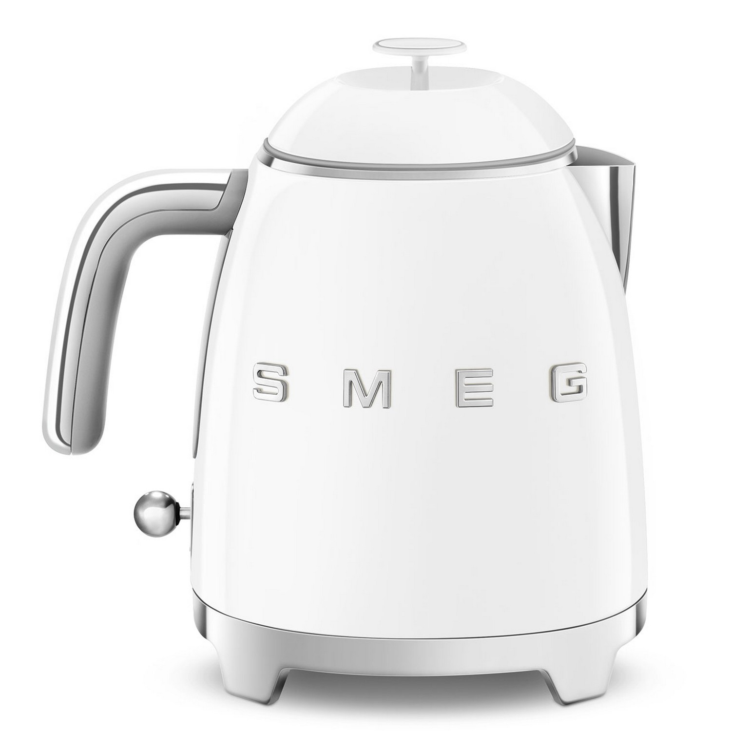 Une bouilloire SMEG blanche avec une poignée chromée, une base et un petit bouton.