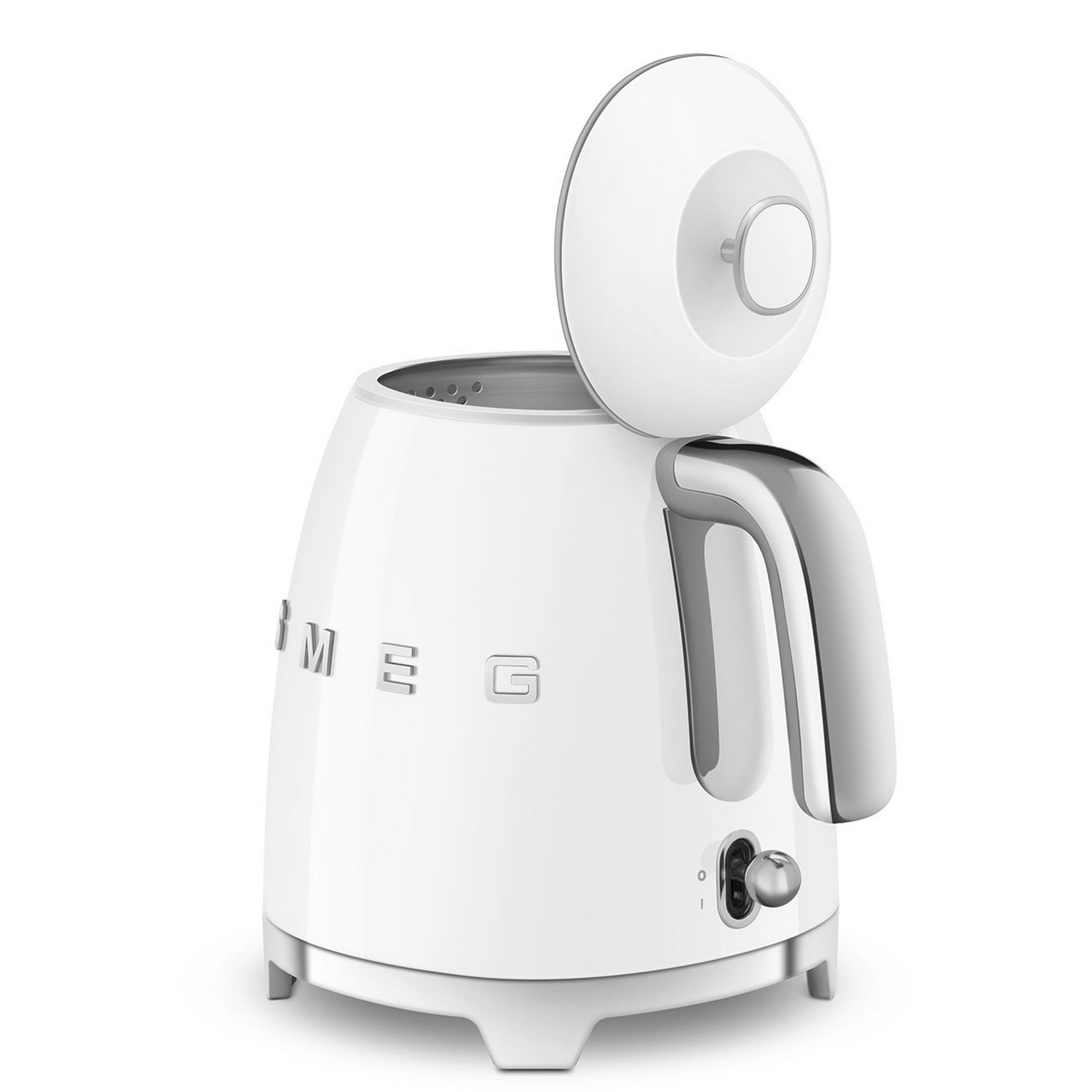 Bouilloire électrique Smeg blanche avec le couvercle ouvert, poignée à droite et socle.