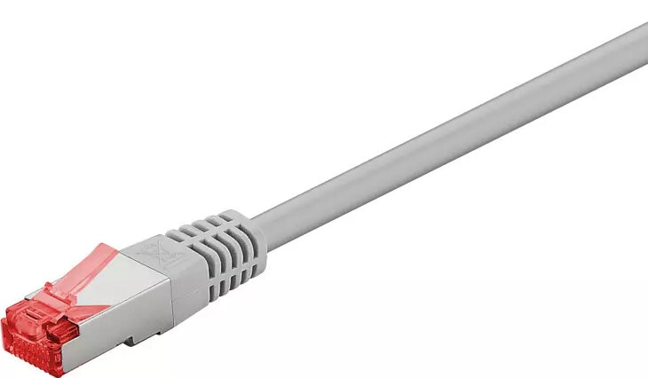 Szary kabel Ethernet z czerwonym złączem, pod kątem na białym tle.