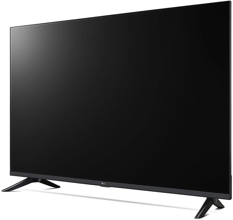 Nagy, fekete síkképernyős TV fekete lábakon. A képernyő be van kapcsolva. Fehér háttér.