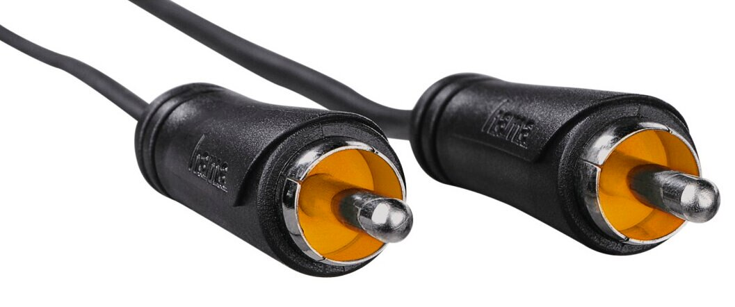 Czarne kable audio RCA ze złotymi złączami. Białe tło.