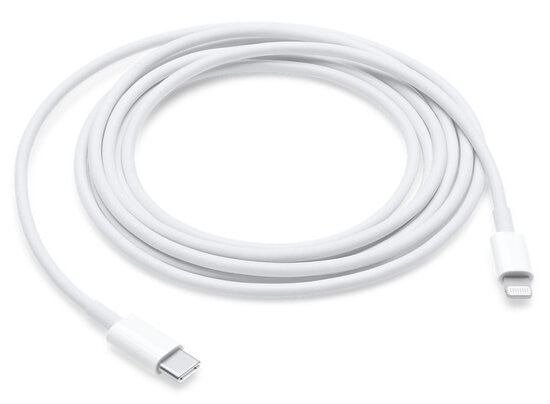 Biały kabel USB-C do Lightning, zwinięty. Białe tło.