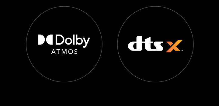 Dolby Atmos und DTS:X Logos in schwarzen Kreisen, auf schwarzem Hintergrund.