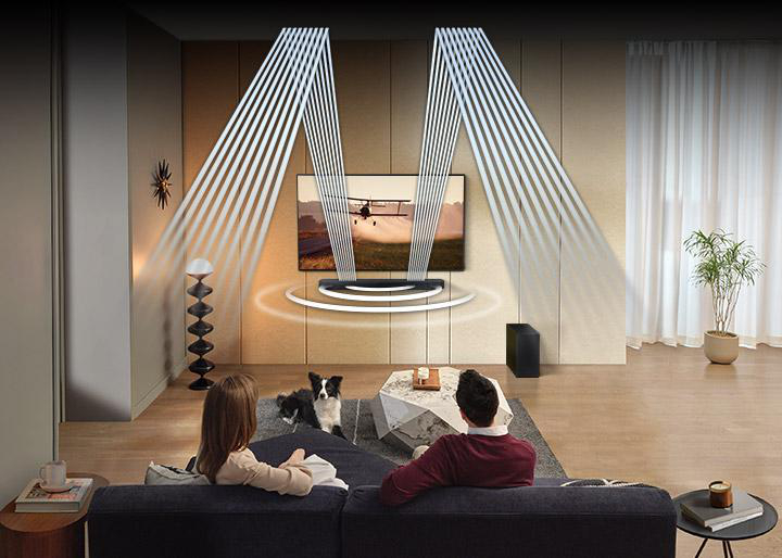 Ein Wohnzimmer mit einem Paar auf einem Sofa, das fernsieht. Schallstrahlen gehen vom Fernseher aus.