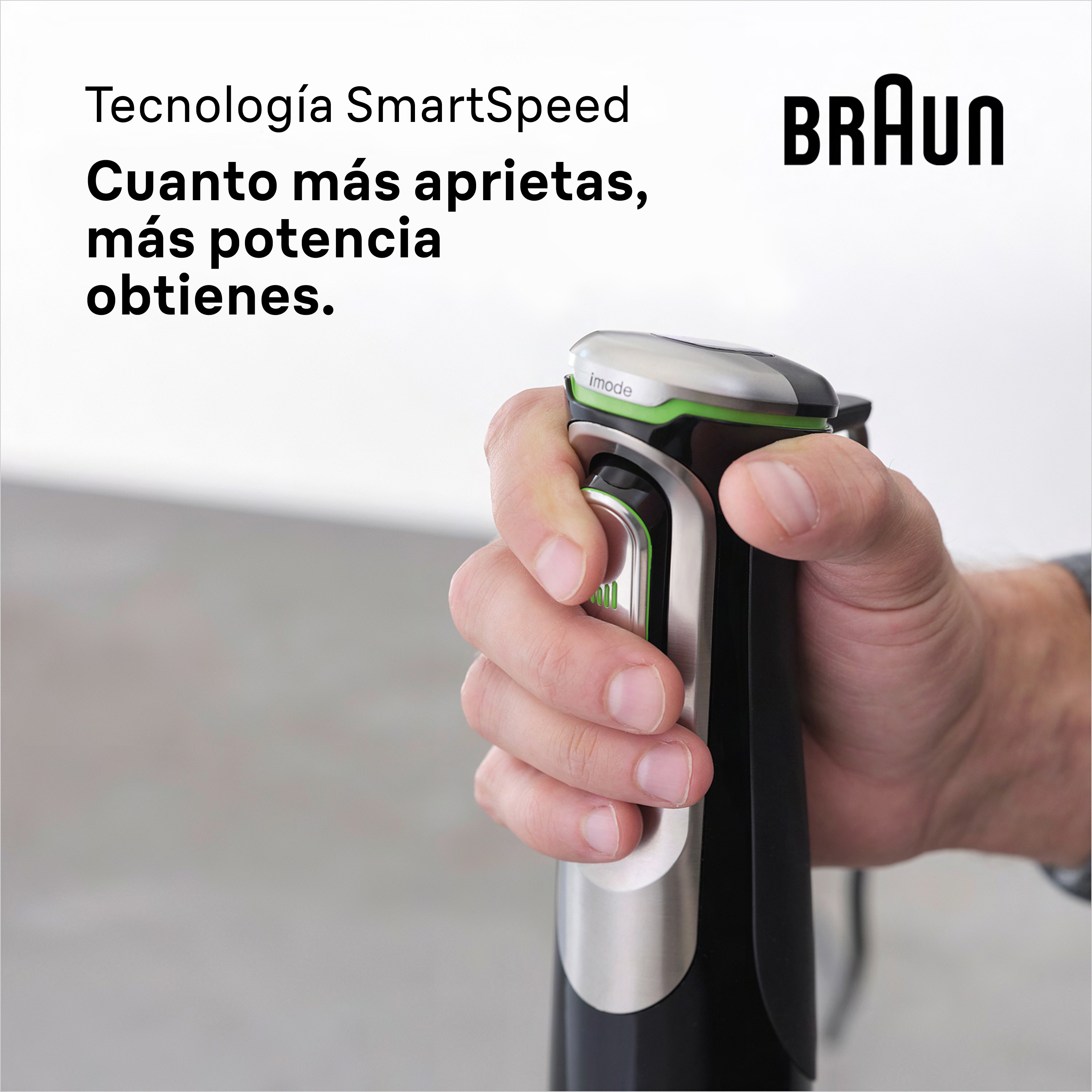 Una mano sosteniendo una batidora de mano Braun negra y plateada. El texto dice: “Cuanto más aprietas, más potencia.”