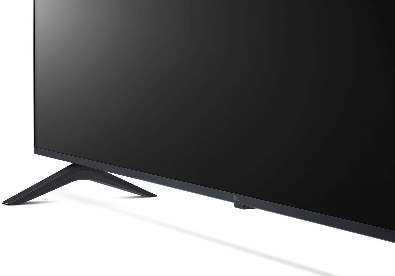 Fekete LG TV, saroknézet, lábakkal fehér háttéren.