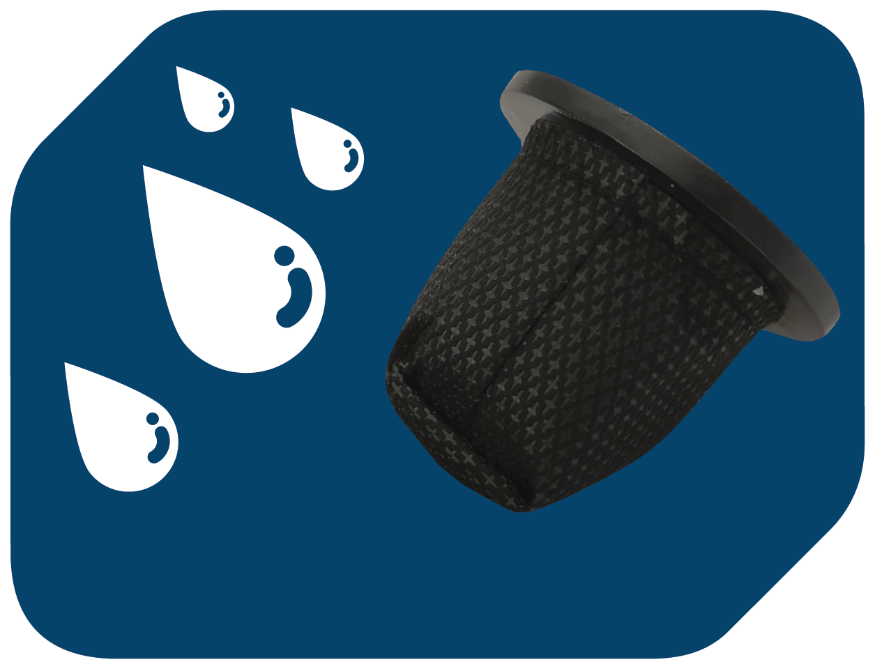 Un filtre noir avec un cadre noir et des gouttes d'eau blanches sur fond bleu. Le filtre est incliné.