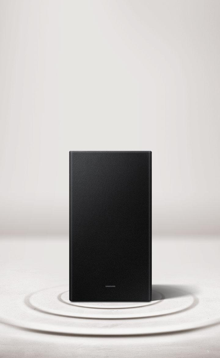 Schwarze Samsung Soundbar. Rechteckige Form, auf weißer Oberfläche stehend.