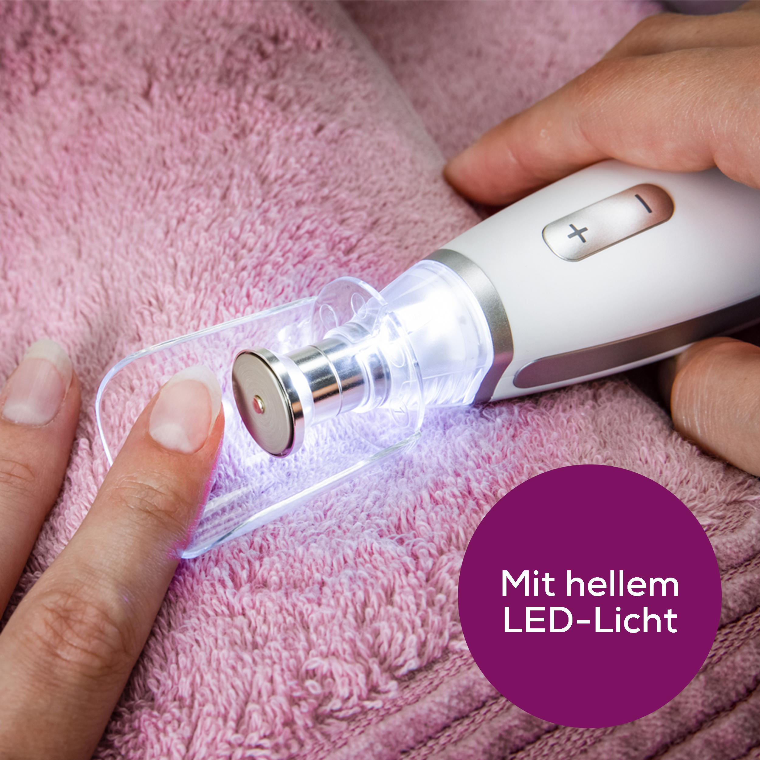 Person manikürt Nagel, weißes stiftartiges Gerät mit Licht. Rosafarbener Handtuchhintergrund, Text.