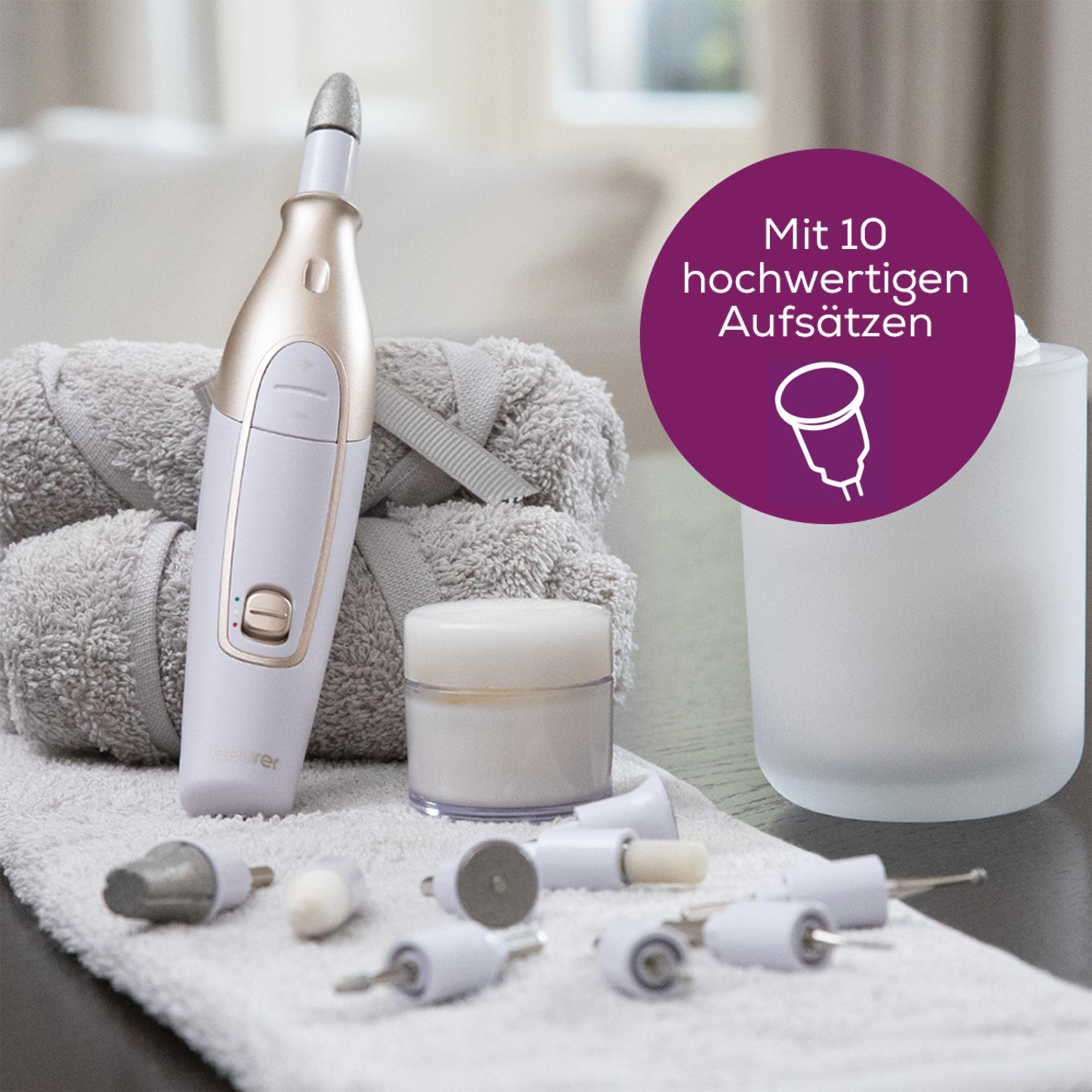 Set aus Pediküre-Werkzeugen, Handtuch, Creme und einem weißen und goldenen Maniküregerät.