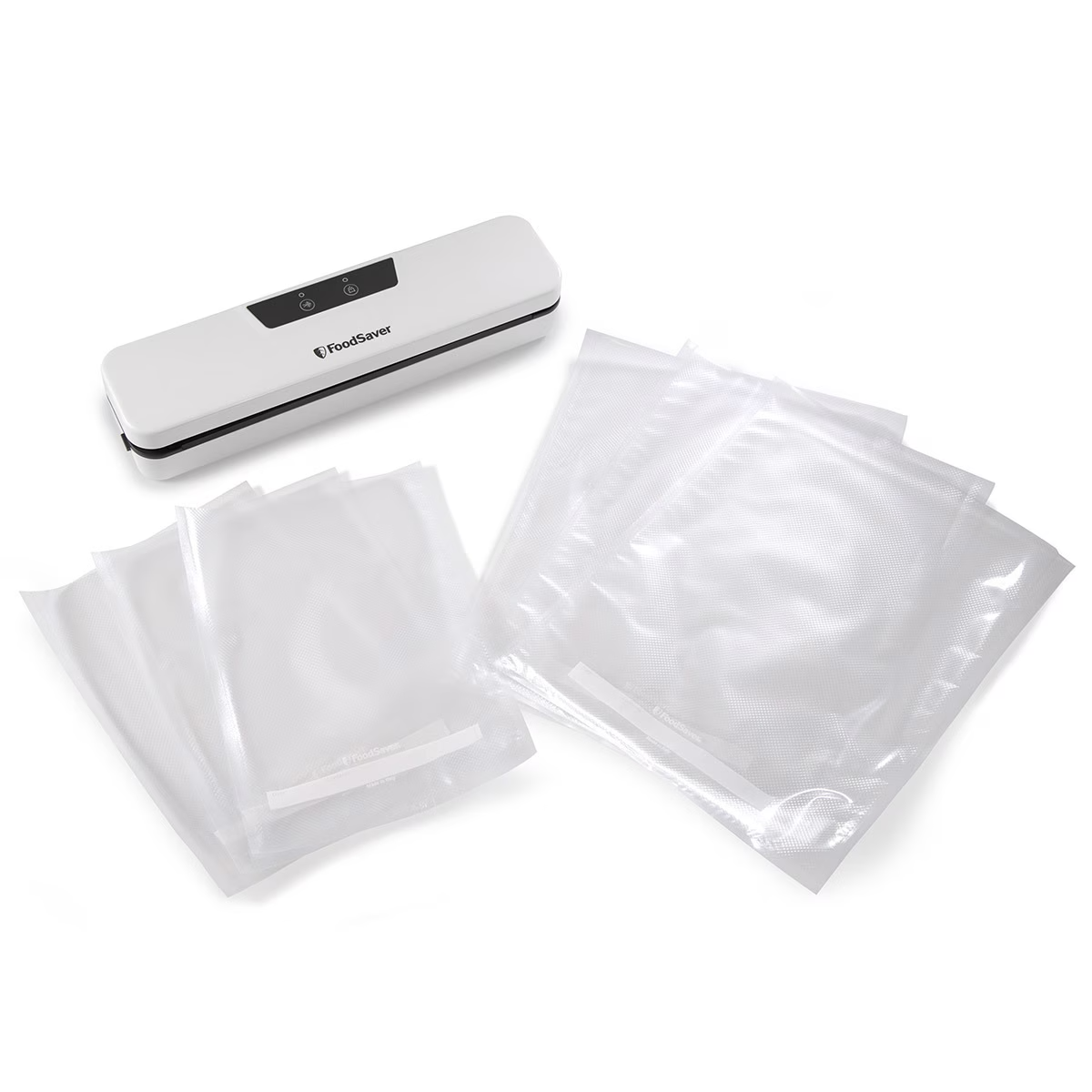 Sellador al vacío blanco con varias bolsas de plástico transparente sobre un fondo blanco.