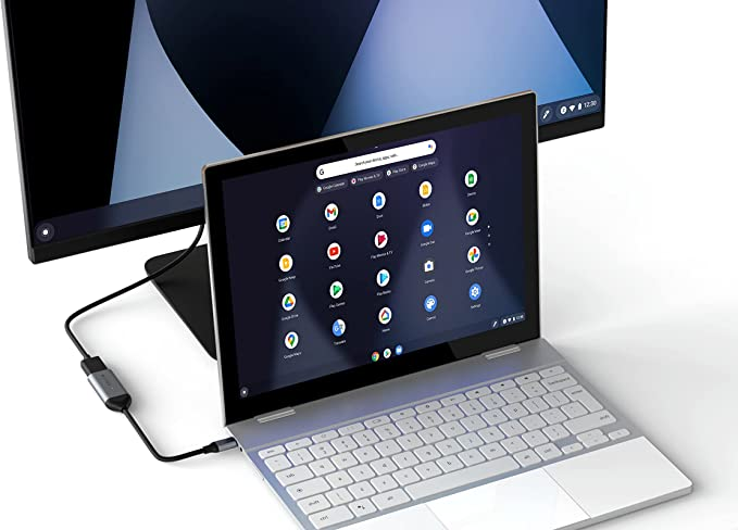 Ordenador portátil conectado a un monitor con una pantalla que muestra un escritorio.