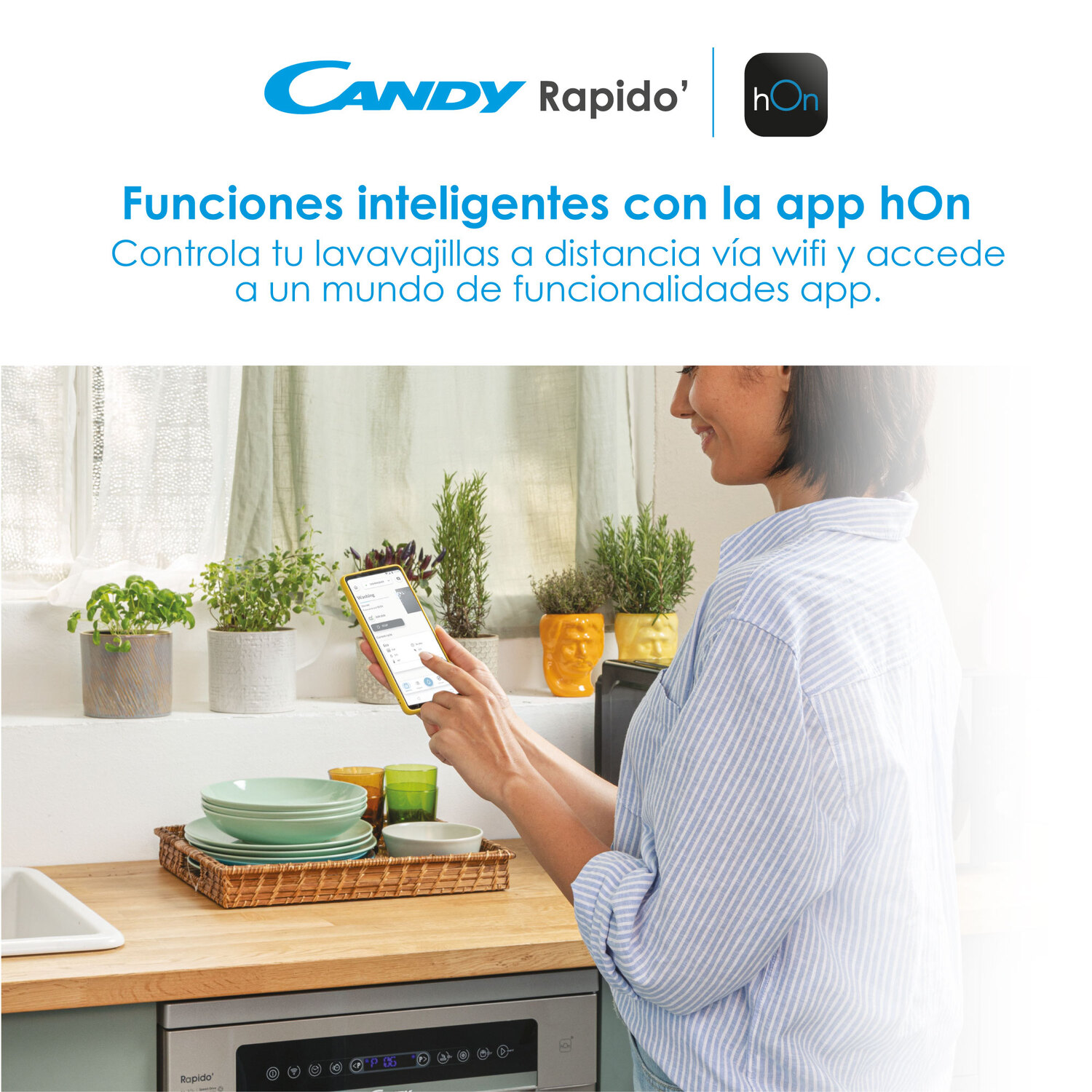 Una mujer usa un teléfono para controlar un lavavajillas. Plantas al fondo. El texto dice 'hOn'.