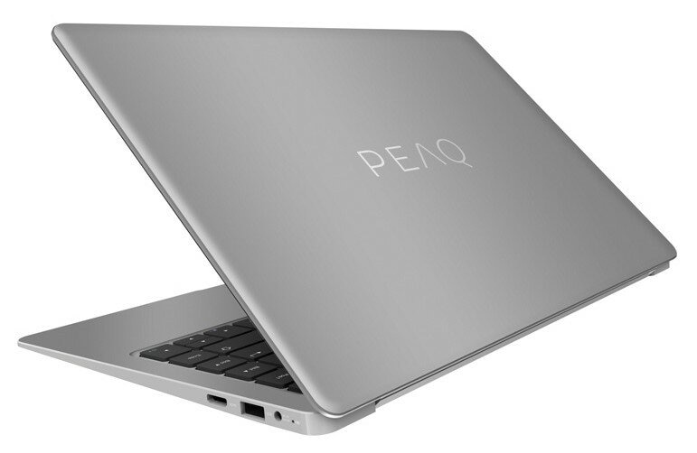 Srebrny laptop pokazany pod kątem z logo PEAQ widocznym na górze pokrywy. Czarna klawiatura.