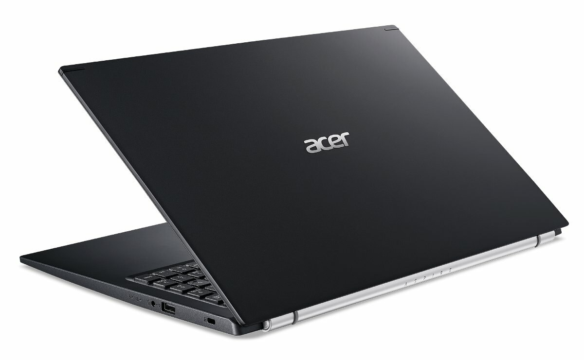 Czarny laptop Acer z logo Acer widocznym na górze. Jest na białym tle.
