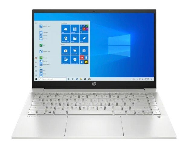 Srebrny laptop HP z interfejsem Windows 10 na ekranie, widoczną klawiaturą i panelem dotykowym.