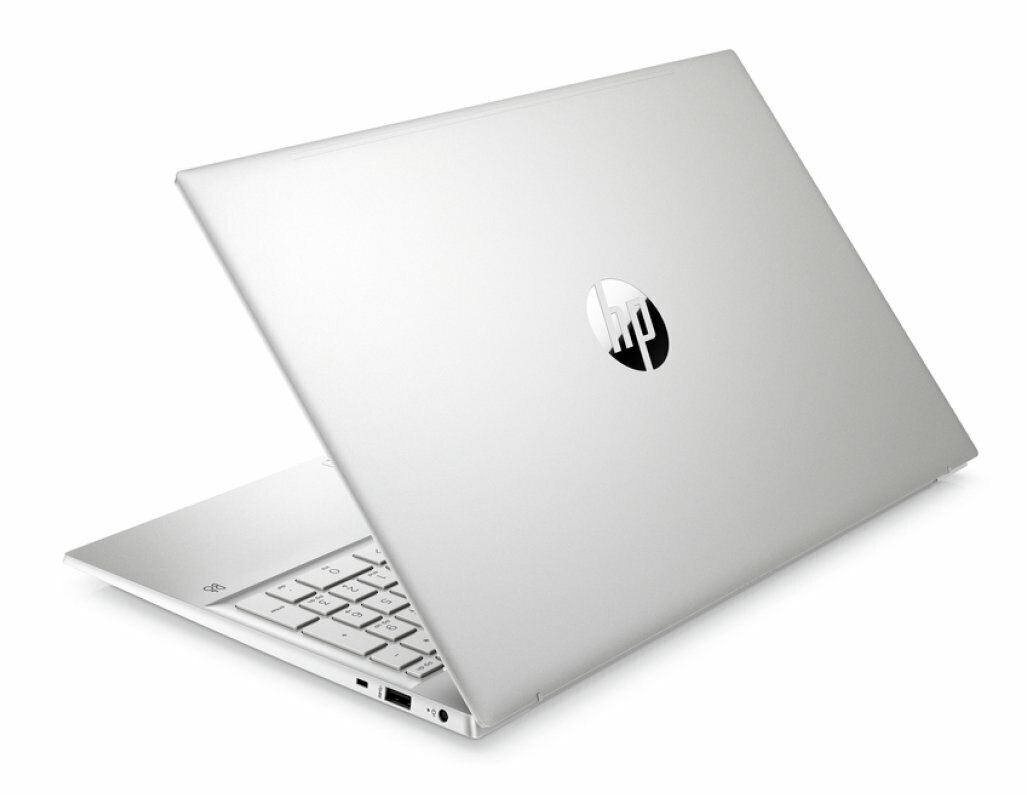 Srebrny laptop z zamkniętą pokrywą, pokazujący logo HP. Białe tło i widok z perspektywy.