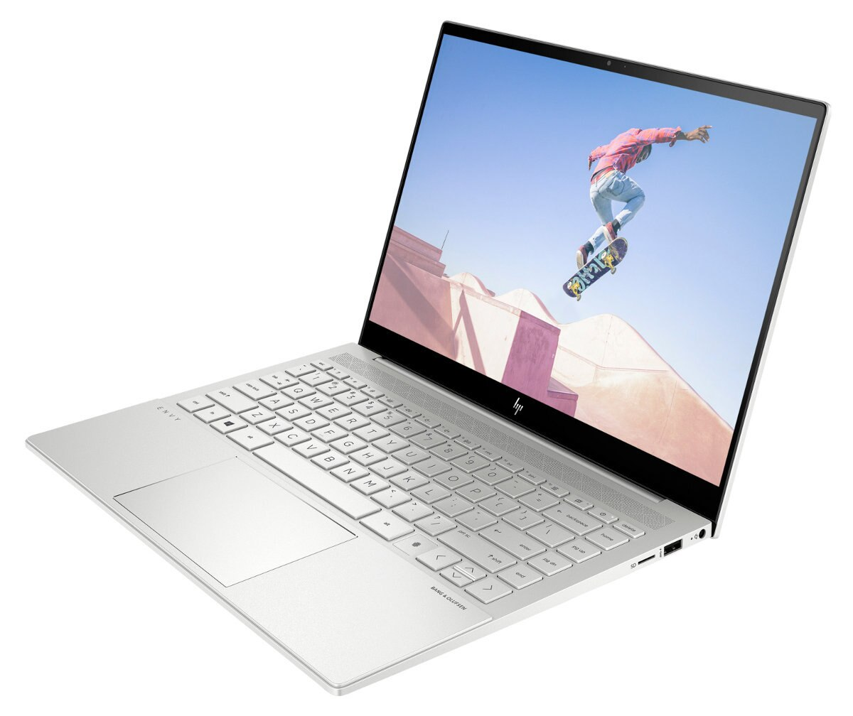 Czarny laptop Lenovo z niskiego kąta, pokazujący spód.