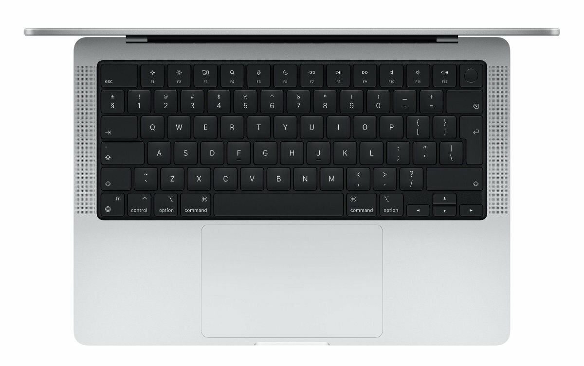 Widok z góry na srebrnego Macbooka, klawiatura z czarnymi klawiszami, gładzik i srebrna ramka.