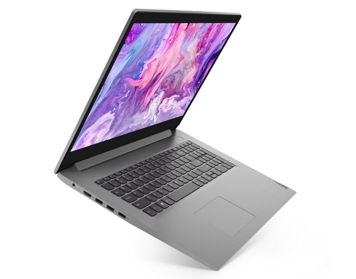 Szary laptop Lenovo z kolorową, abstrakcyjną tapetą. Otwarty, pochylony widok na białym tle.