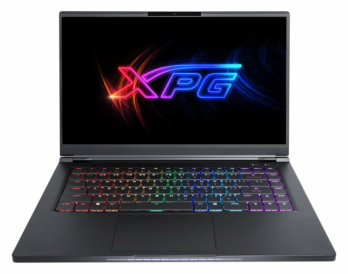 Laptop z podświetlonym logo XPG na ekranie i podświetlaną klawiaturą.