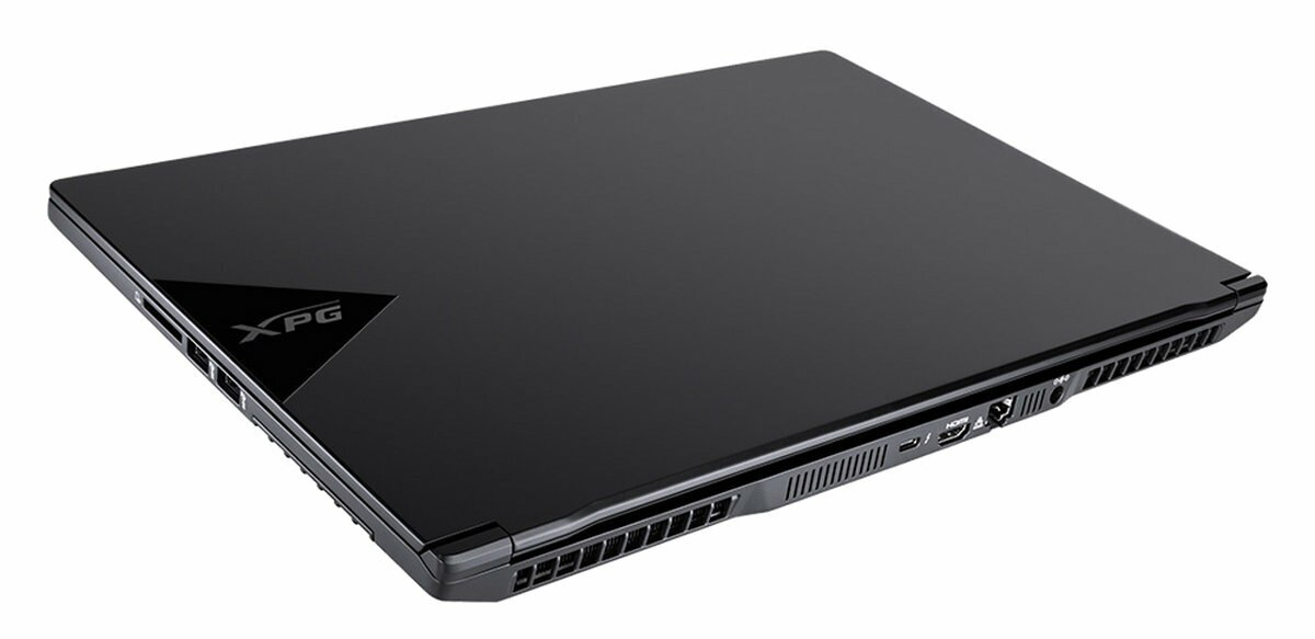 Czarny laptop z logo XPG na górze, widok z góry. Znajduje się na białym tle.
