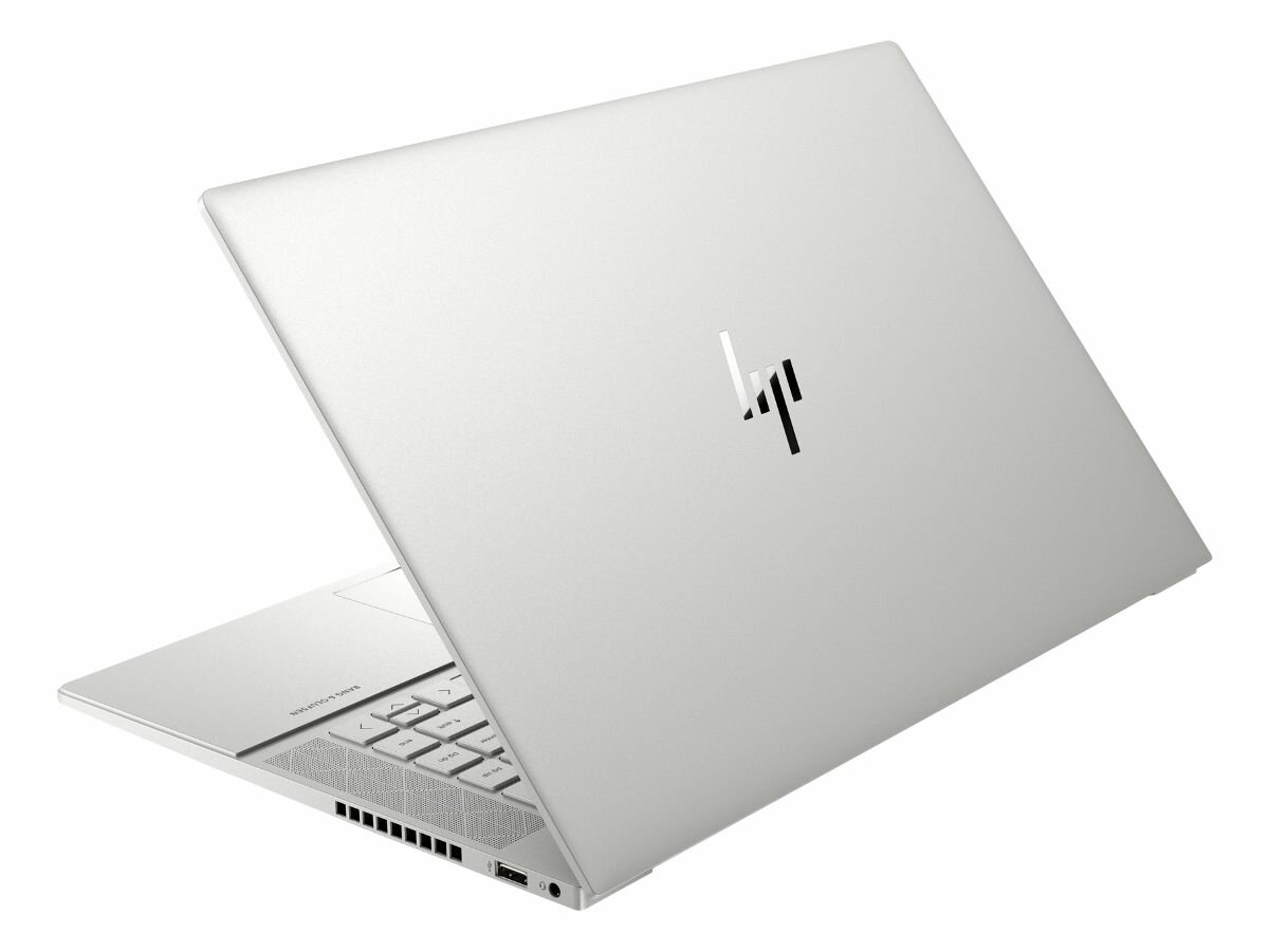 Srebrny laptop z logo HP na tylnej obudowie, lekko otwarty.