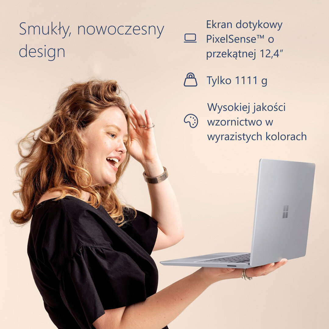 Uśmiechnięta kobieta trzymająca szarego laptopa. Tekst po polsku opisuje cechy laptopa.