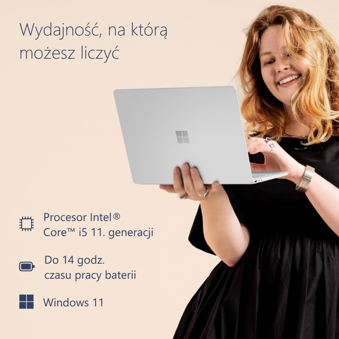Kobieta trzyma laptopa, z informacjami o procesorze, baterii i Windows 11.