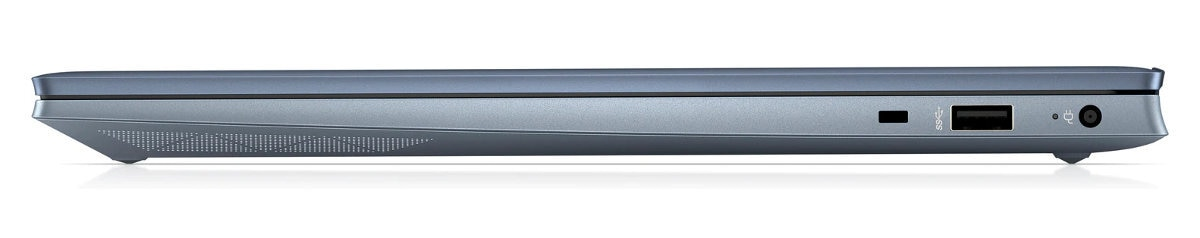 Widok z boku zamkniętego laptopa. Jest srebrny z niebieskim odcieniem i widocznymi portami.