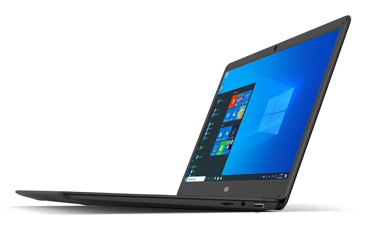 Czarny laptop z interfejsem Windows 10, otwarty i przechylony. Laptop stoi na białej powierzchni.