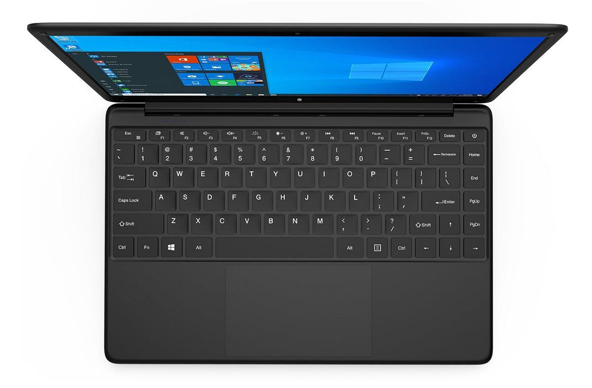 Otwarty czarny laptop z klawiaturą i ekranem. Białe tło, widok z góry.