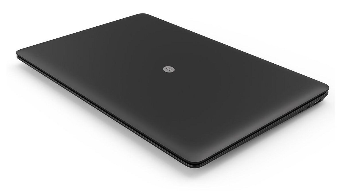 Zamknięty czarny laptop, widoczna tylna pokrywa. Małe logo na środku.