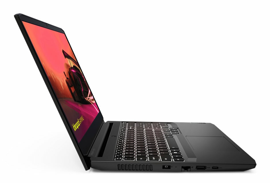 Czarny laptop, pod kątem, wyświetlający kolorową scenę gry wyścigowej.