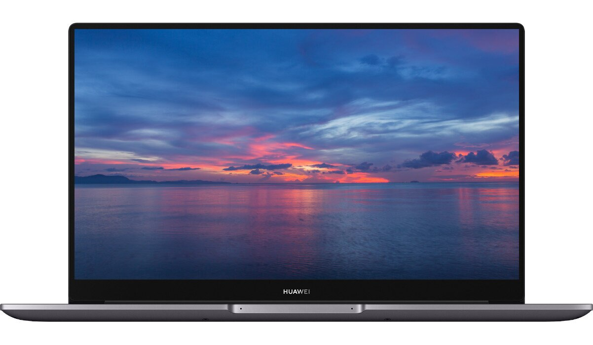 Ekran laptopa pokazujący zachód słońca nad oceanem. Ciemna ramka.