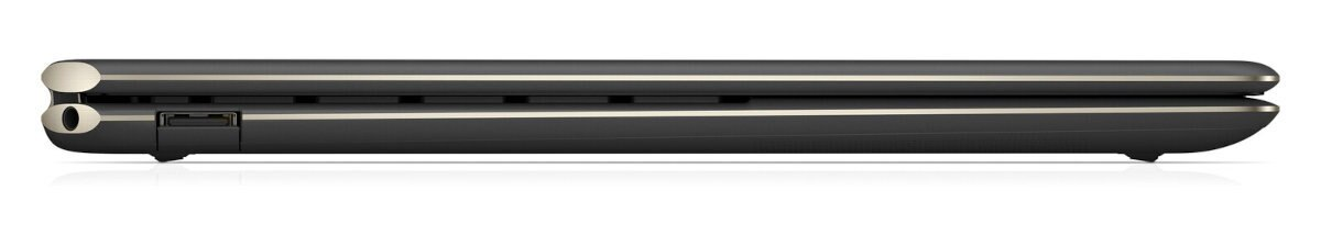 Czarny laptop z boku, zamknięty. Porty widoczne po lewej stronie. Białe tło.