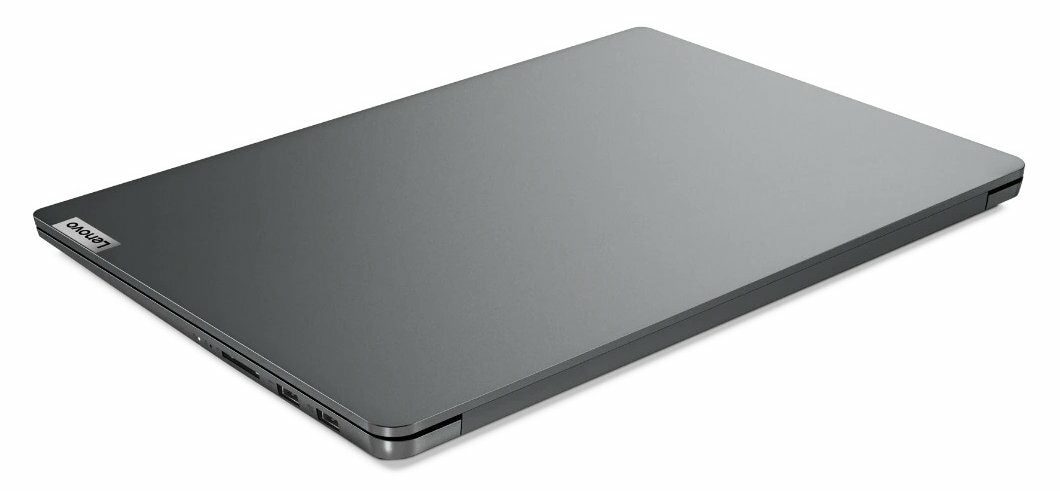 Zamknięty szary laptop z widocznym logo Lenovo. Widok z boku. Białe tło.