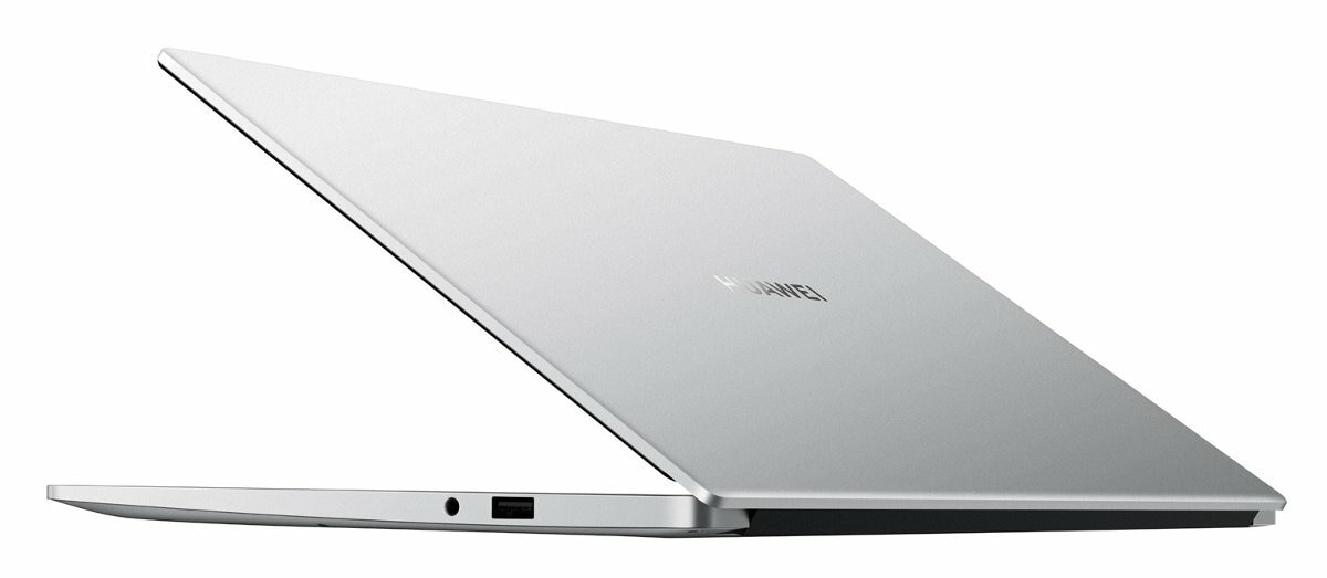 Srebrny laptop Huawei, otwarty pod kątem, widoczny ekran i klawiatura, białe tło.