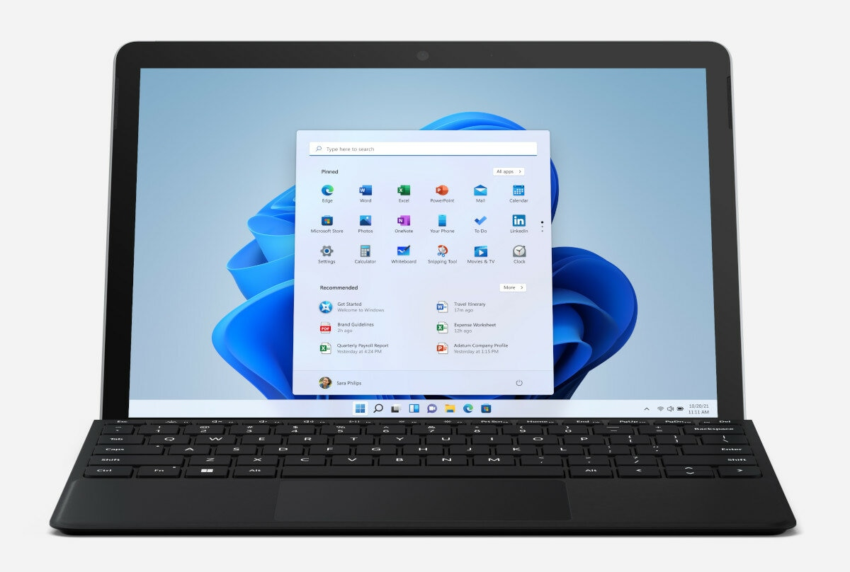 Czarny tablet z klawiaturą, interfejs Windows 11 na ekranie.