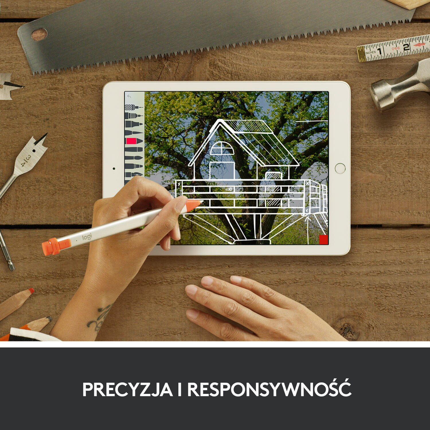 Osoba rysująca plan domu na tablecie rysikiem, z narzędziami i tekstem w tle.