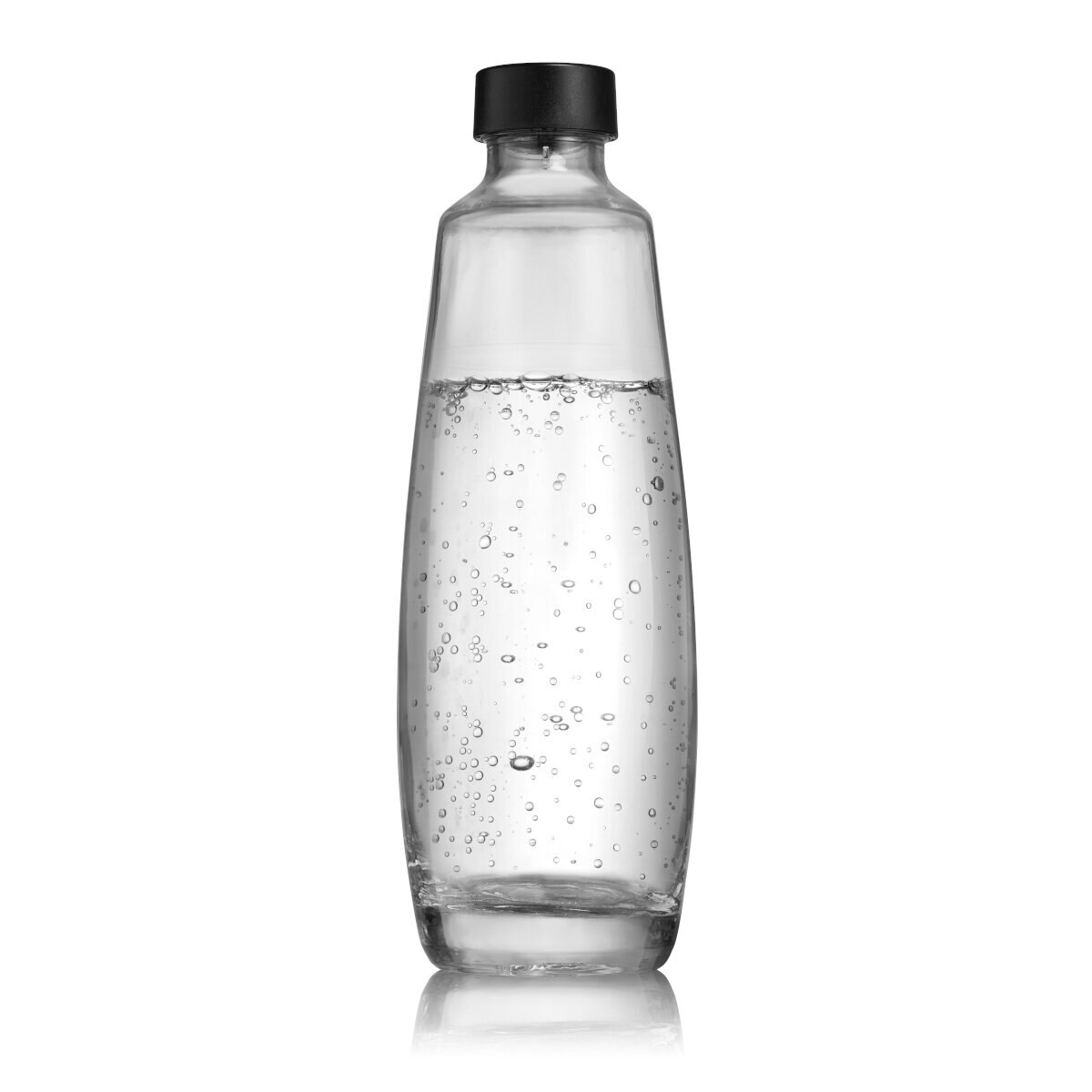 Przezroczysta szklana butelka z czarną zakrętką. Bąbelki. Białe tło.