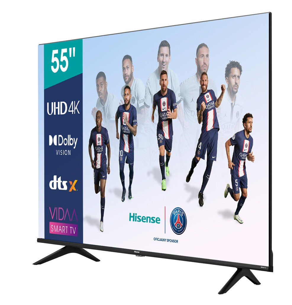 Duży ekran telewizora z piłkarzami i logo Hisense.
