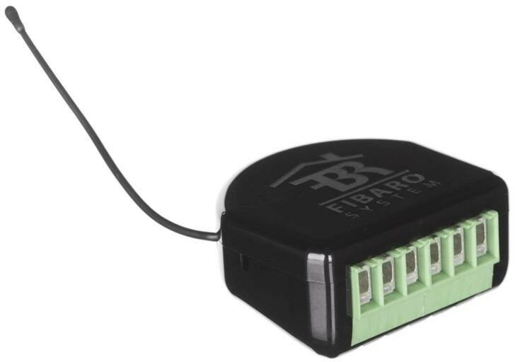Mały, czarny moduł automatyki domowej Fibaro z zielonymi złączami i anteną drucianą.