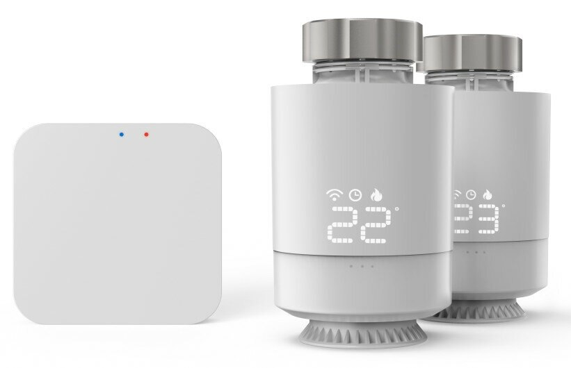 Białe termostaty smart home z wyświetlaczami cyfrowymi i oddzielną jednostką sterującą.