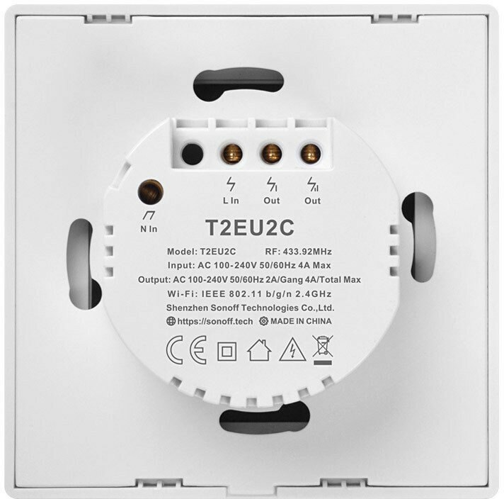 Białe urządzenie elektroniczne z portami i numerem modelu, opatrzone tekstem i logo.