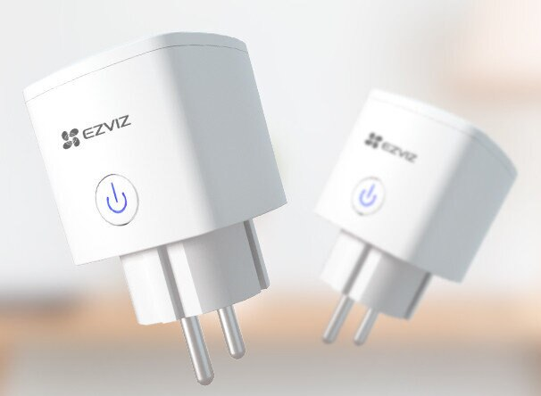 Dwie białe wtyczki EZVIZ. Niebieski przycisk zasilania. Rozmyte tło.