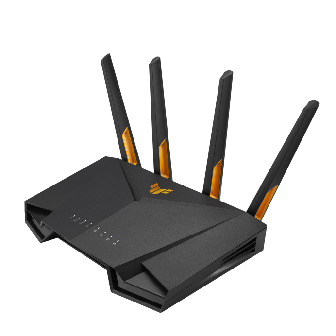 Schwarzer und orangefarbener Router mit Antennen. Schräge Ansicht, auf weißem Hintergrund.