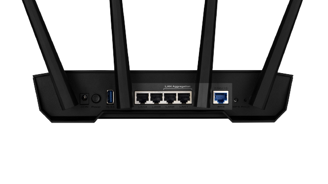 Rückansicht eines schwarzen Routers mit Antennen und Anschlüssen.